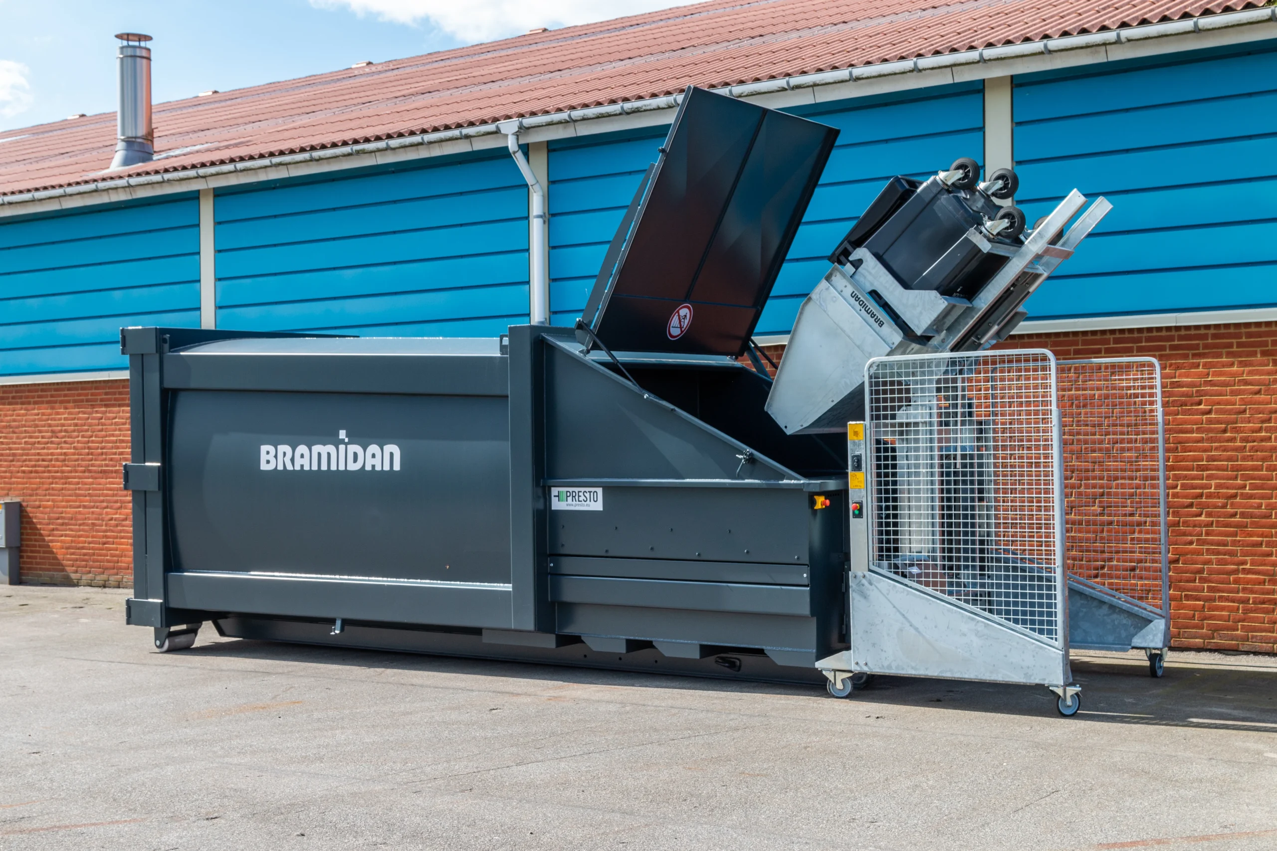 CT Tipping system emptying container in compactor