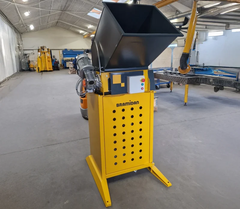 Man fills in EPS waste in EG Galvanized Granulator in production