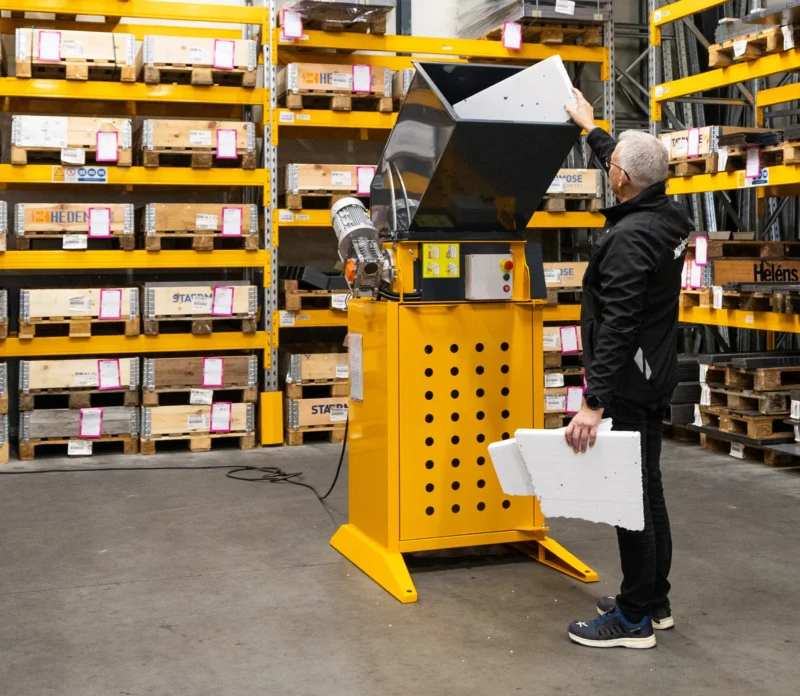 Man fills in EPS waste in EG Galvanized Granulator in production